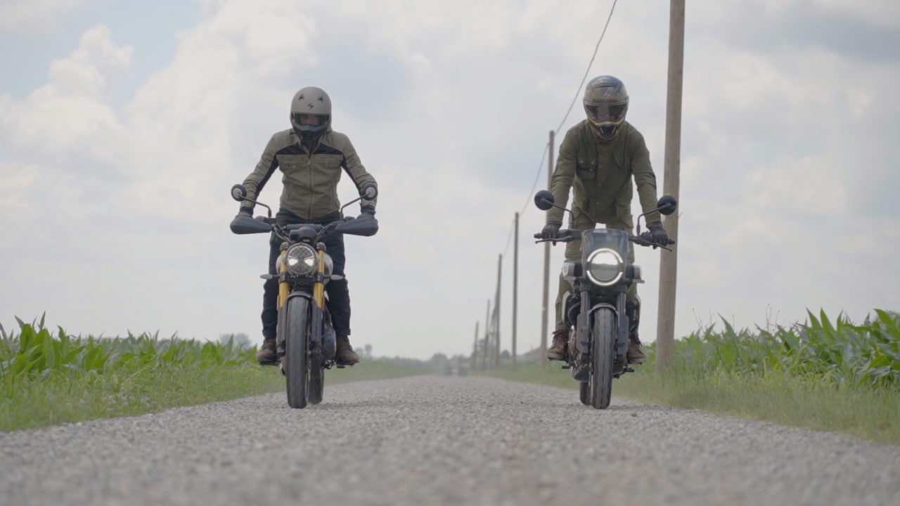 Husqvarna Svartpilen 401 VS Triumph Scrambler 400 X: monocilindriche premium contro